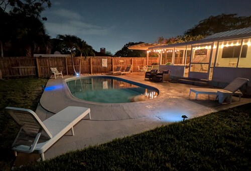 Space Coast Pool Haven - King Bed - Beaches Nearby