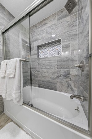 Shower, hair dryer, towels - Space Coast Pool Haven - King Bed - Beaches Nearby (Melbourne)