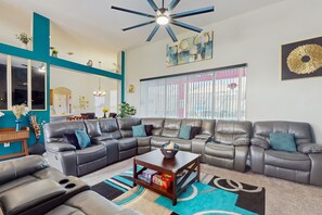 TV, DVD player - Charming home with private pool and space for the whole family (Davenport)