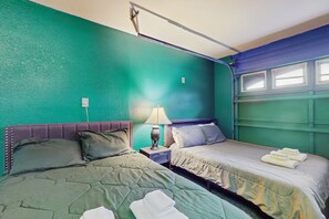 4 bedrooms, iron/ironing board, Internet, bed sheets