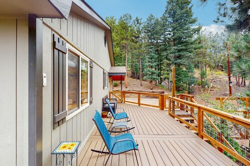 Cozy dog-friendly mountain home with mountain views and fenced in yard