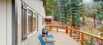 Cozy dog-friendly mountain home with mountain views and fenced in yard