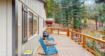 Cozy dog-friendly mountain home with mountain views and fenced in yard