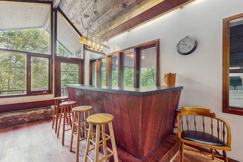 Cozy house in woods w/ balcony, bonus room, creek