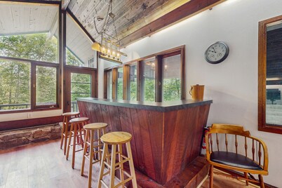Cozy house in woods w/ balcony, bonus room, creek