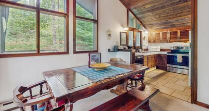 Cozy house in woods w/ wood-burning fireplace, balcony, bonus room, creek