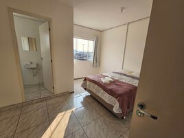 Quarto casal superior | Wi-Fi de cortesia, roupa de cama