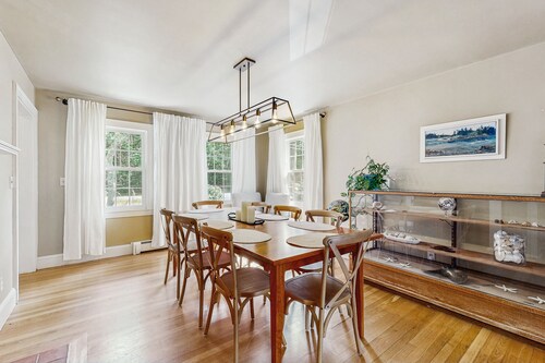 Charming  Retreat w/ WiFi, Ping Pong Table & Walking Distance to the Ocean