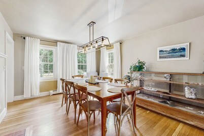 Charming  Retreat w/ WiFi, Ping Pong Table & Walking Distance to the Ocean