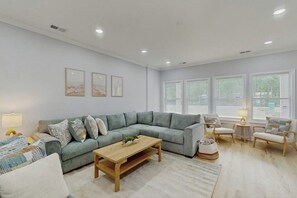 TV - Golf Retreat w/ Simulator & Pool Near Beaches (Pawleys Island)