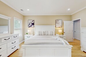 4 bedrooms, iron/ironing board, Internet, bed sheets - Charming home with enclosed backyard, W/D, golf simulator-close to beach & golf (Pawleys Island)