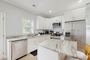 Fridge, microwave, oven, stovetop - Charming home with enclosed backyard, W/D, golf simulator-close to beach & golf (Pawleys Island)