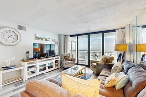 Televisio, DVD-soitin, kirjoja