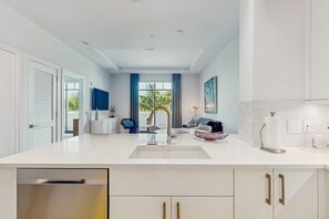 Interior - Exceptional condo with balcony, WIFi, and located close to beaches and downtown (Naples)