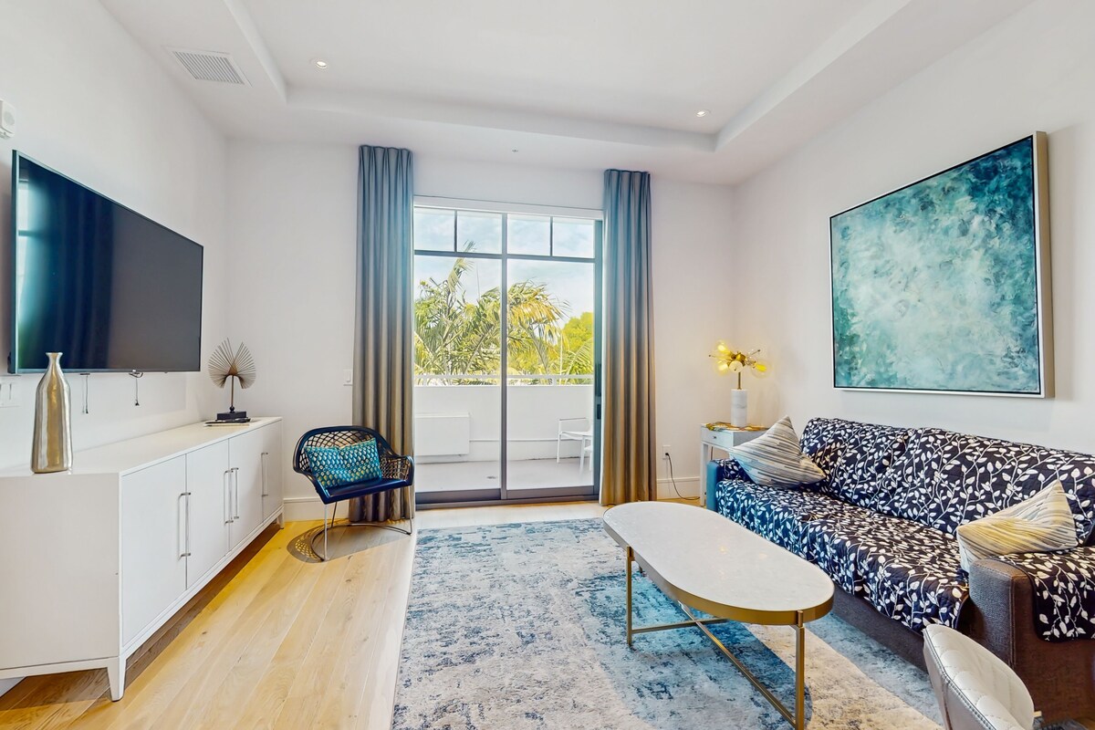 Exceptional condo with balcony, WIFi, and located close to beaches and downtown