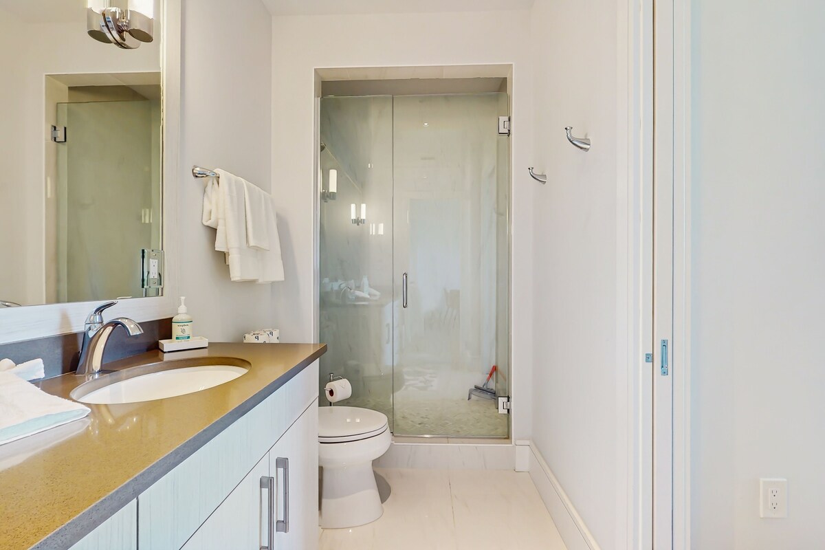 Photo 12 of Exceptional condo with balcony, WIFi, and located close to beaches and downtown