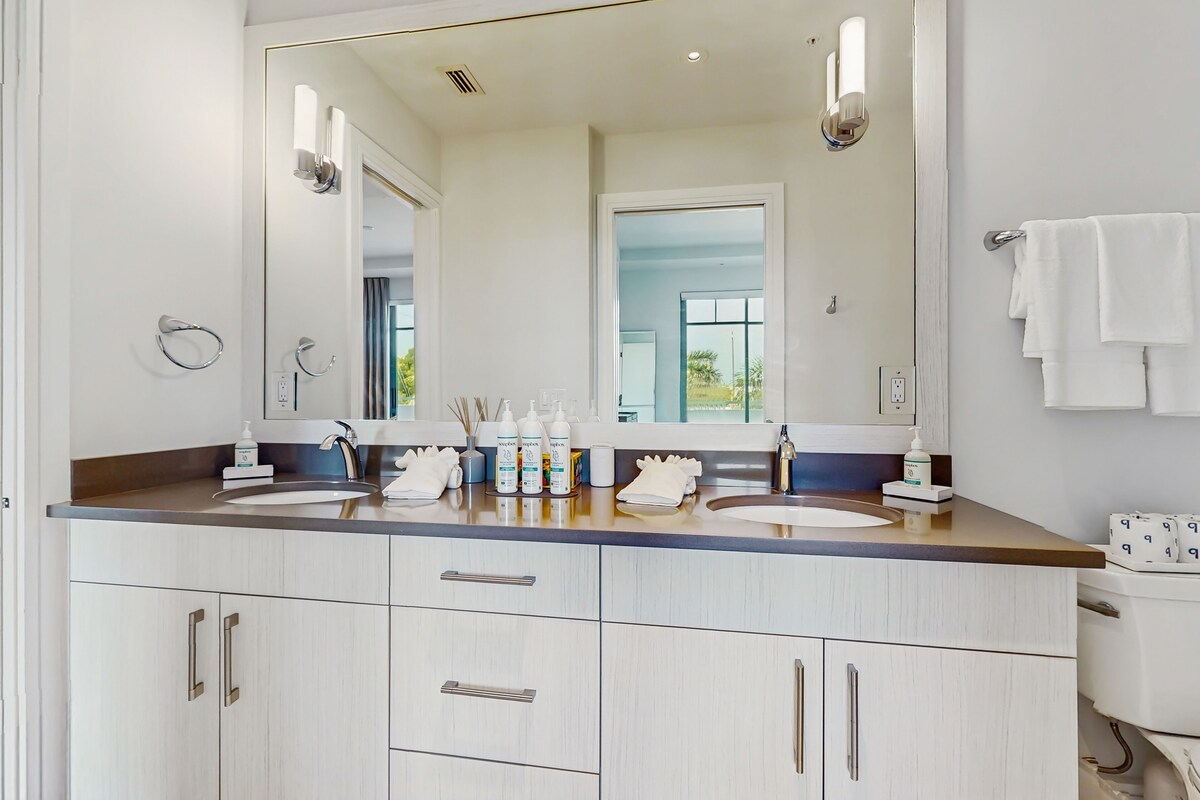 Photo 11 of Exceptional condo with balcony, WIFi, and located close to beaches and downtown