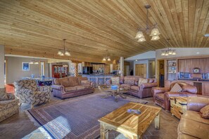 Fernseher, Kamin, DVD-Player, Bücher