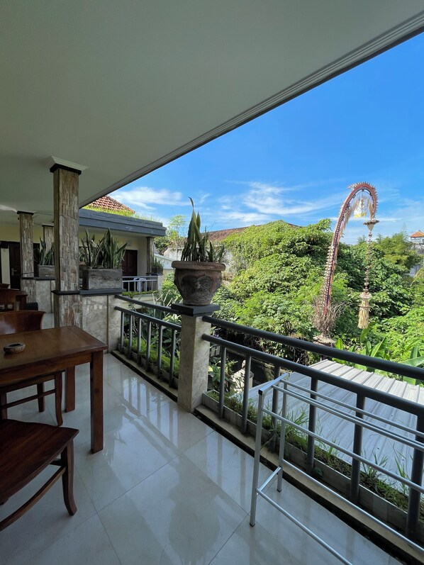 Vista frontal de la propiedad