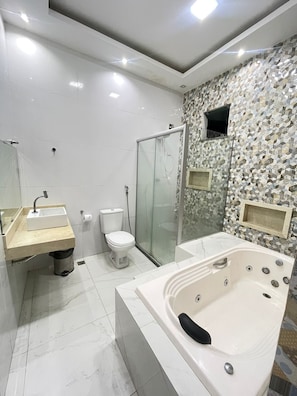 Shared Dormitory | Bilik Mandi | Tisu tandas