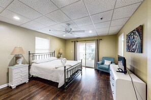 6 bedrooms, iron/ironing board, internet, bed sheets - Town of Rehoboth Beach apartment w/balcony, walk to beach (Rehoboth Beach)