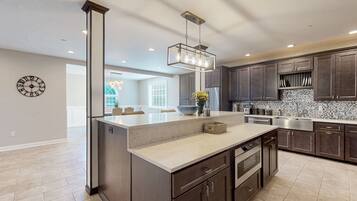 KylskÄp, mikrovÄgsugn, ugn och spishÀll