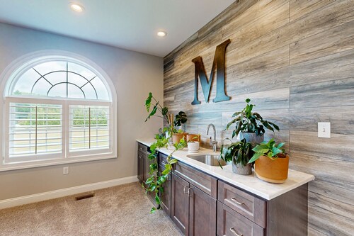 Upscale paradise w/pool, game room, poolside kitchen, fire pit, A/C & free WiFi