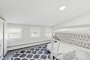 3 soverom, strykejern/-brett, internettilgang og sengetøy