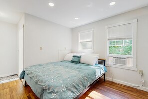 3 bedrooms, iron/ironing board, internet, bed sheets
