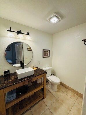 Chuveiro, secador de cabelo, toalhas de banho, sabonete