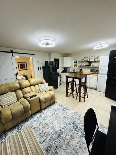 Fantastic apartment with AC in charming downtown Leesburg