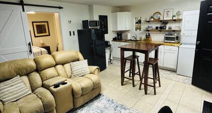 Fantastic apartment with AC in charming downtown Leesburg