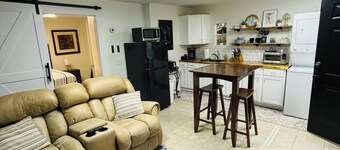 Fantastic apartment with AC in charming downtown Leesburg