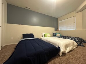 1 dormitorio, tabla de planchar con plancha, wifi y ropa de cama
