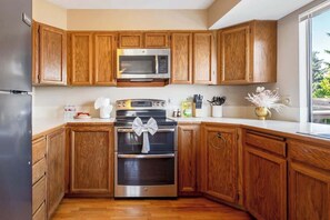 Geladeira, micro-ondas, fogão, cooktop