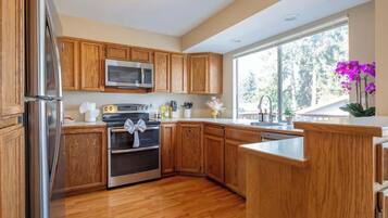 Een koelkast, een magnetron, een oven, een kookplaat