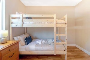 4 quartos, ferros/tábuas de passar roupa, Wi-Fi, roupa de cama