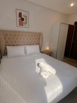 2 bedrooms, internet, bed sheets