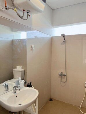Un baño con lavabo, inodoro y ducha.
