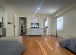 2 عدّة غرف نوم ومكواة/لوح كي وواي فاي وملاءات أسرّة