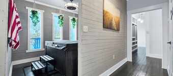 Romantic getaway on the Lake! Hot tub, Private fishing dock and Mountain veiws!