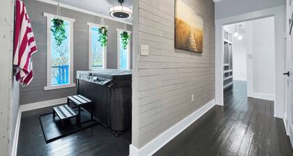 Romantic getaway on the Lake! Hot tub, Private fishing dock and Mountain veiws!