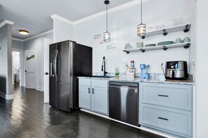 Micro-ondes, four, plaque de cuisson, lave-vaisselle