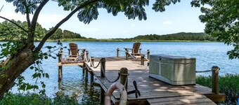 Romantic getaway on the Lake! Hot tub, Private fishing dock and Mountain veiws!