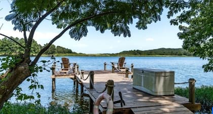 Romantic getaway on the Lake! Hot tub, Private fishing dock and Mountain veiws!