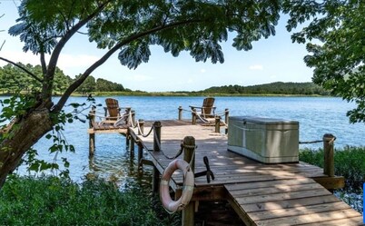 Romantic getaway on the Lake! Hot tub, Private fishing dock and Mountain veiws!