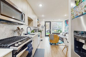 冷蔵庫、電子レンジ、オーブン、コンロ