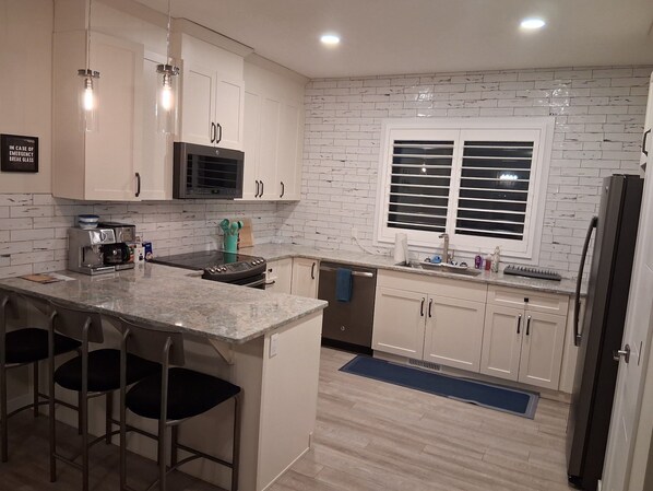 Mikrowelle, Ofen, Herdplatte, Geschirrspüler