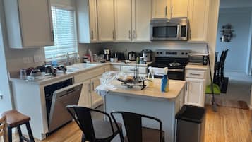 Jääkaappi, mikroaaltouuni, uuni, liesi