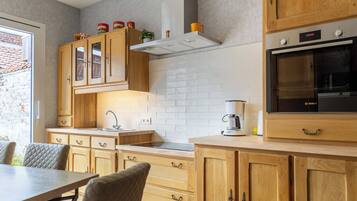 Een koelkast, een microgolfoven, een oven, een kookplaat